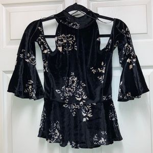 🎉10f for $10🎉New Romeo +Juliet Couture Velvet Cold Shoulder Top Size S